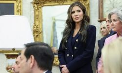 مفاجأة في هوية سارق حقيبة وزيرة الأمن الداخلي الأمريكية